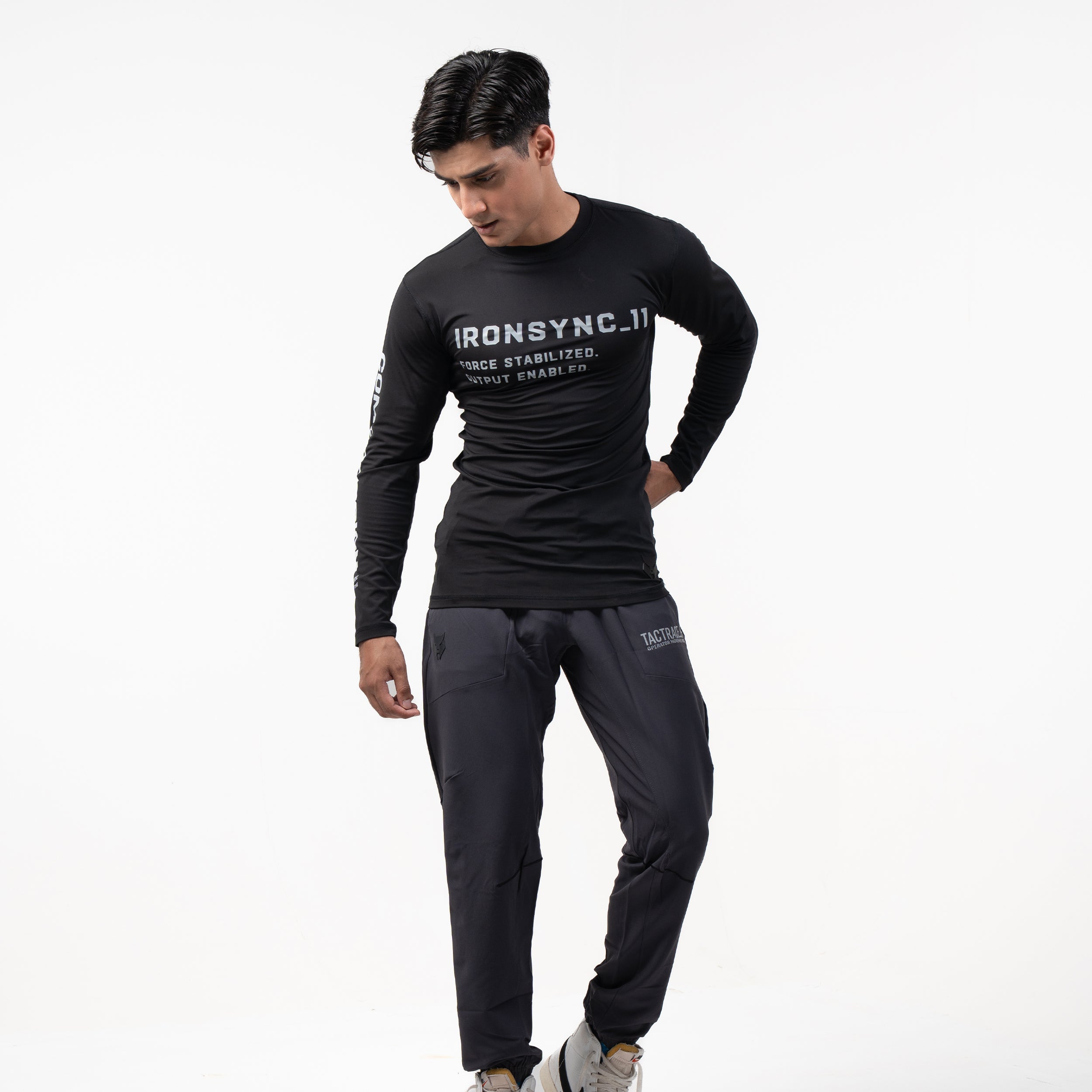 Ironsync_11 - war black — Full-body ¾ angle, black compression top paired with charcoal Tactrace cargo pants