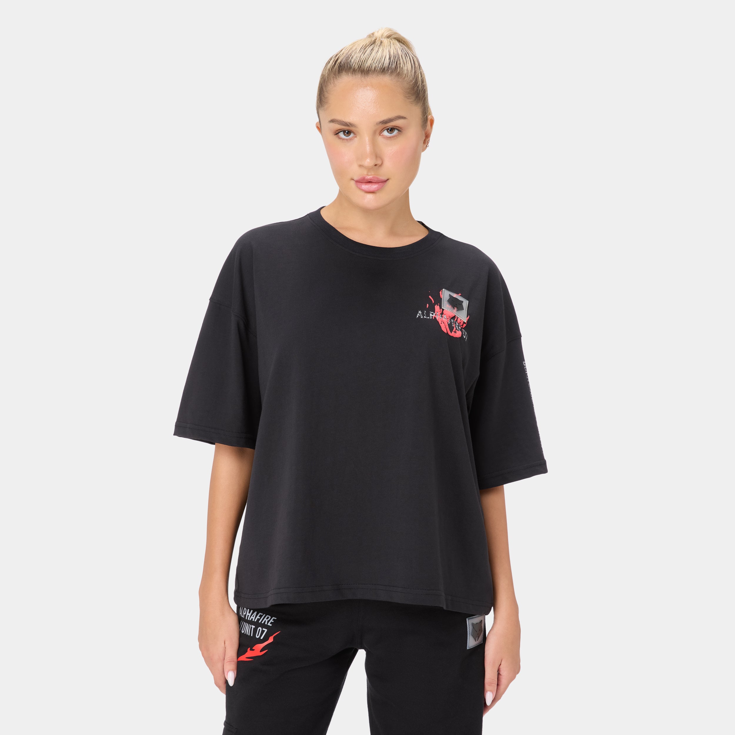 ALPHAFIRE OVERSIZED T-SHIRT — WAR BLACK — Front view upper body, black oversized tee with small chest graphic and Alphafire