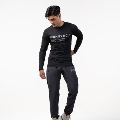 Ironsync_11 - war black — Full-body ¾ angle, black compression top paired with charcoal Tactrace cargo pants