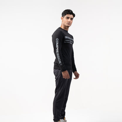 Ironsync_11 - war black — Full-body side profile, COMPRESSION sleeve print prominent with dark pants